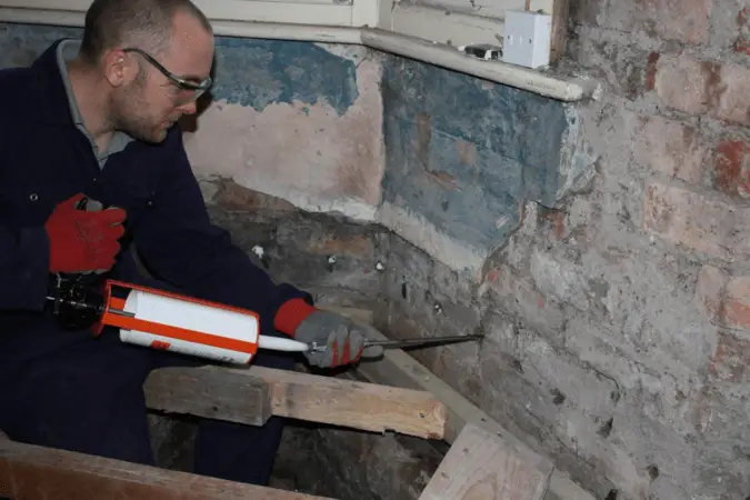 How to treat rising damp in an old house, avoid chemical injection DPCs