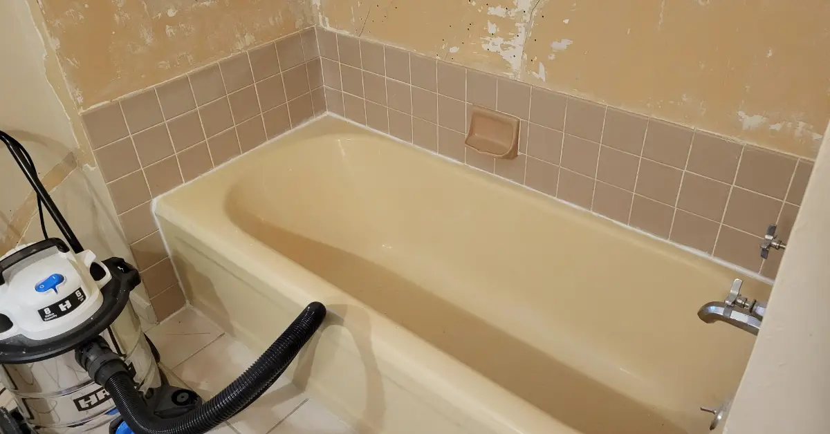 You are currently viewing Can you paint a bathtub – Yes you can and it’s cheap & easy!